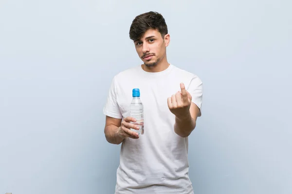 Een Jonge Spaanse Man Met Een Waterfles Die Met Zijn — Stockfoto