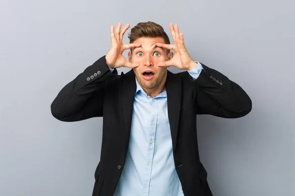 Young Handsome Caucasian Man Keeping Eyes Opened Find Success Opportunity — Stock Photo, Image