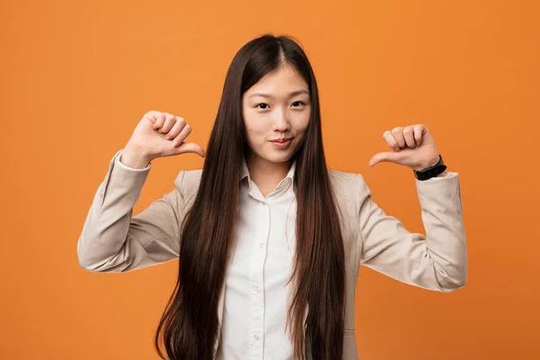 Junge Business Chinesin Fühlt Sich Stolz Und Selbstbewusst Vorbild Folgen — Stockfoto
