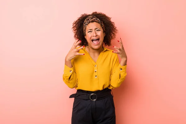 Jovem Afro Americana Contra Fundo Rosa Gritando Raiva — Fotografia de Stock