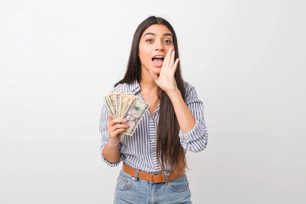 Jovem Árabe Mulher Segurando Dólares Gritando Animado Para Frente — Fotografia de Stock