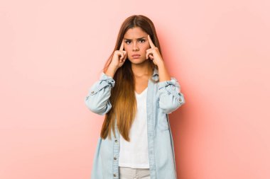 Genç sıska kadın işine odaklanmış, işaret parmaklarını işaret ediyor..