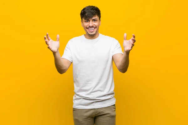 Mladý Hispánný Muž Který Dostává Příjemné Překvapení Vzrušený Zdvirající Ruce — Stock fotografie