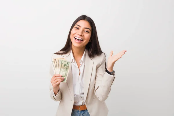 Joven Mujer Árabe Negocios Sosteniendo Dólares Celebrando Una Victoria Éxito — Foto de Stock