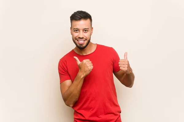 Joven Hombre Sudasiático Levantando Ambos Pulgares Hacia Arriba Sonriendo Confiado —  Fotos de Stock