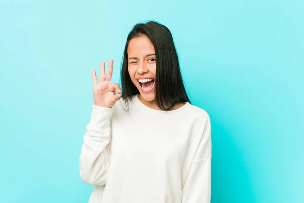 Jovem Mulher Hispânica Bonita Pisca Olho Segura Gesto Com Mão — Fotografia de Stock