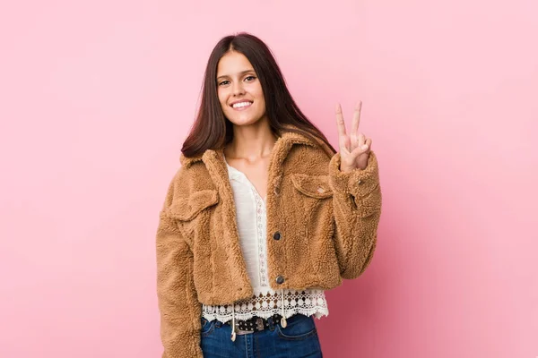 Jonge Leuke Vrouw Tonen Overwinning Teken Brede Glimlach — Stockfoto