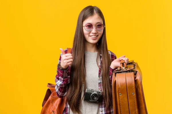 Jonge Aziatische Vrouw Het Houden Van Een Koffer Glimlachen Heffen — Stockfoto