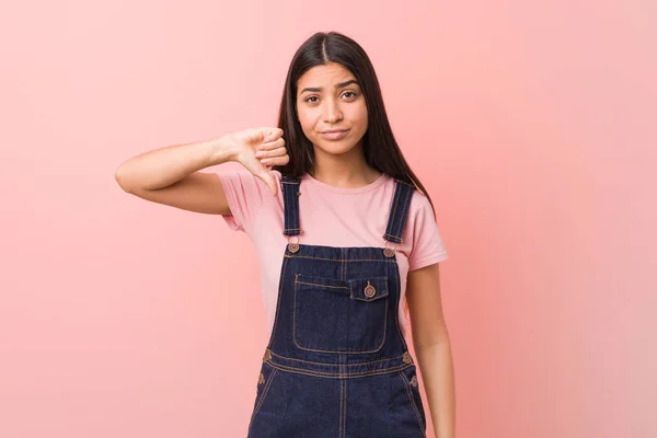 Jovem Mulher Árabe Bonita Vestindo Jeans Dungaree Mostrando Gesto Antipatia — Fotografia de Stock