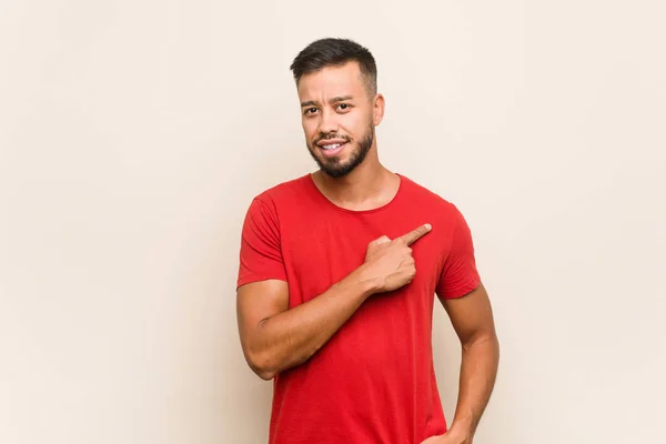 Jeune Homme Sud Asiatique Souriant Pointant Doigt Montrant Quelque Chose — Photo