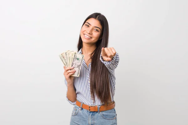 Jovem Árabe Mulher Segurando Dólares Sorrisos Alegres Apontando Para Frente — Fotografia de Stock