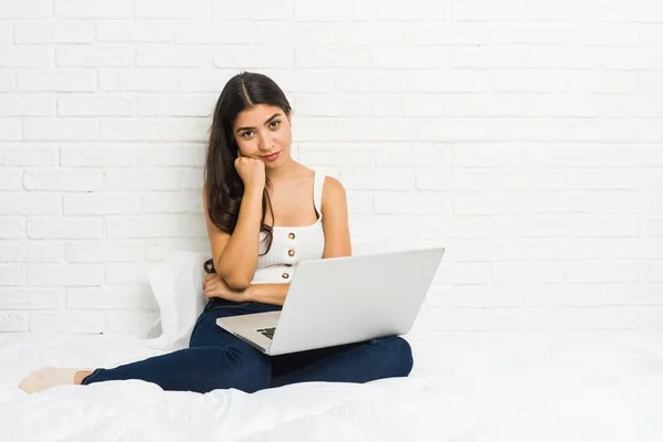 Jonge Arabische Vrouw Werkt Met Haar Laptop Het Bed Die — Stockfoto