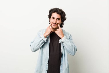 Beyaz bir geçmişi olan yakışıklı genç bir adam iki seçenek arasında şüpheye düşüyor..