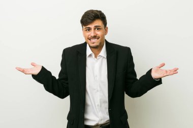 Genç bir İspanyol iş adamının kafası karışmış ve omuz silkip bir fotokopi çekmesi şüpheli..