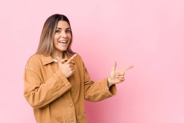 Kafkasyalı genç bir kadın, işaret parmaklarıyla fotokopi alanını işaret ederek heyecan ve arzusunu ifade ediyor..