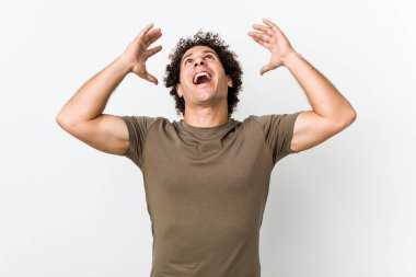 Olgun yakışıklı bir adam gökyüzüne doğru bağırıyor, yukarı bakıyor, hayal kırıklığına uğramış..