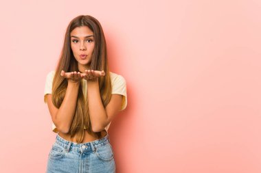 Dudaklarını kıvıran ve hava öpücüğü vermek için avuçlarını tutan sıska bir kadın..