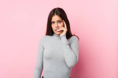 Tırnaklarını yiyen genç, tatlı bir kadın. Gergin ve endişeli..