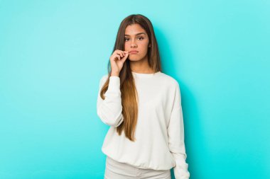 Dudakları dudaklarında genç, sıska bir kadın sır saklıyor..