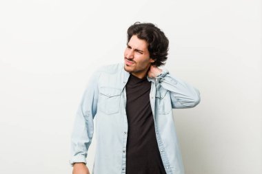 Beyaz bir geçmişi olan genç yakışıklı bir adam sabit yaşam tarzından dolayı boyun ağrısı çekiyor..