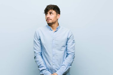 Genç İspanyol iş adamı hedeflerine ve amaçlarına ulaşmayı hayal ediyor.