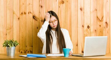 Masasında çalışan genç Çinli kadın şok geçiriyordu. Önemli bir toplantıyı hatırladı..