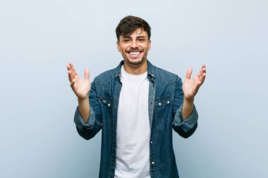 İspanyol asıllı havalı adam hoş bir sürpriz yapıyor, heyecanlı ve el kaldırıyor..