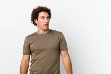 Gördüğü bir şey yüzünden şoka uğrayan olgun, yakışıklı bir adam..