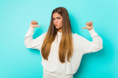 Genç zayıf kadın gururlu ve kendinden emin hissediyor, örnek olarak..