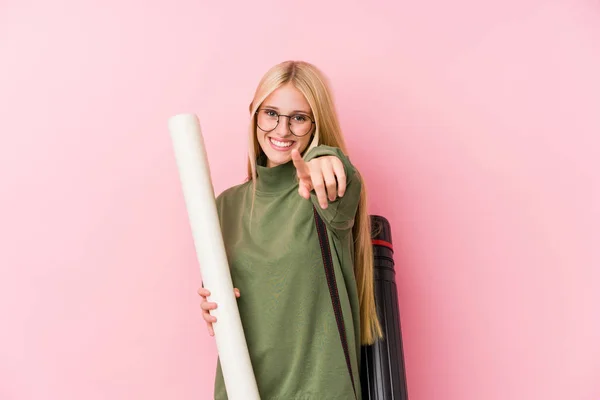 Junge Blonde Architekturstudentin Lächelt Fröhlich Und Zeigt Nach Vorne — Stockfoto