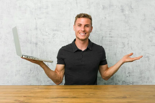 Young Entrepreneur Working His Laptop Desk Makes Scale Arms Feels — Stock Photo, Image