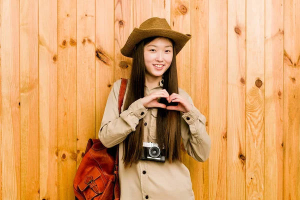 Joven Viajera China Sonriendo Mostrando Una Forma Corazón Con Las —  Fotos de Stock