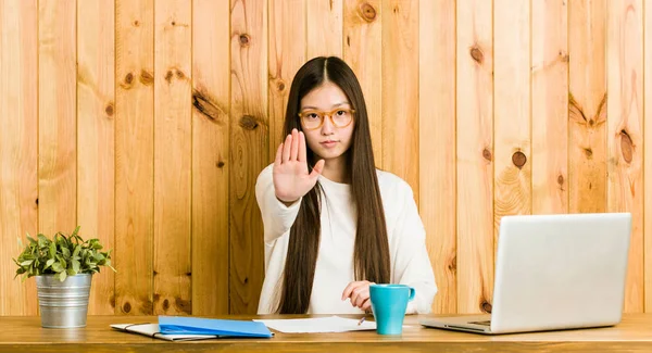 Joven Mujer China Estudiando Escritorio Pie Con Mano Extendida Mostrando — Foto de Stock