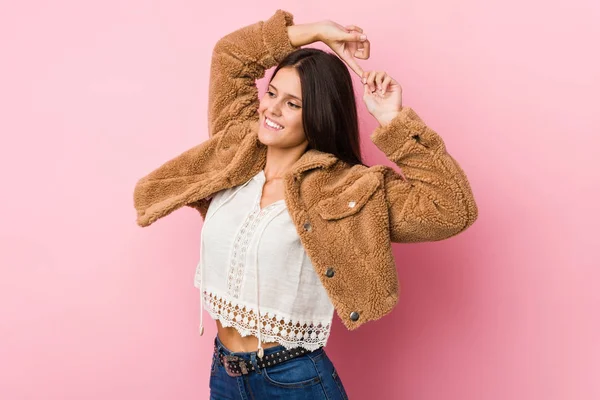 Junge Süße Frau Streckt Arme Aus Entspannte Position — Stockfoto