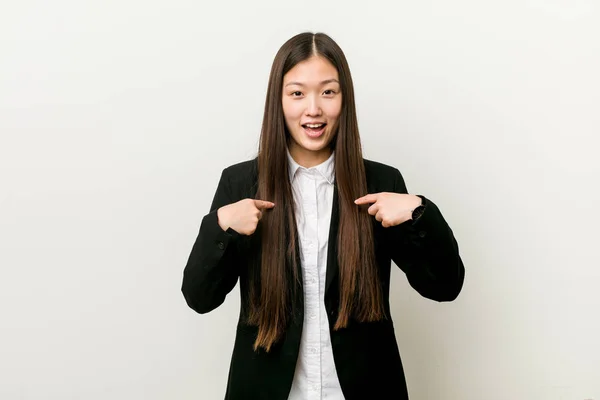 Joven Mujer Negocios Bastante Chino Sorprendido Señalando Con Dedo Sonriendo — Foto de Stock