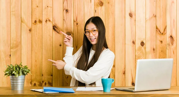 Joven Mujer China Estudiando Escritorio Emocionada Señalando Con Los Antepasados — Foto de Stock