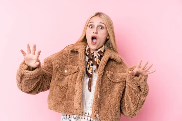 Ung Blond Kvinna Bär Rock Mot Rosa Bakgrund Som Chockas — Stockfoto