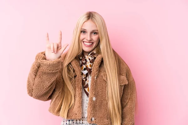 Mujer Rubia Joven Con Abrigo Sobre Fondo Rosa Que Muestra —  Fotos de Stock