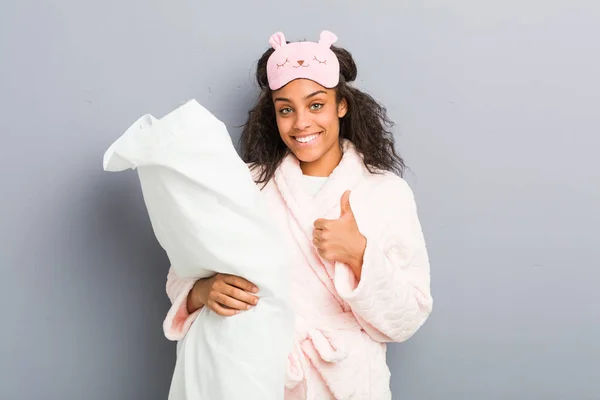 Молодая Африканская Американка Пижаме Маске Сна Подушкой Улыбающейся Поднимающей Большой — стоковое фото