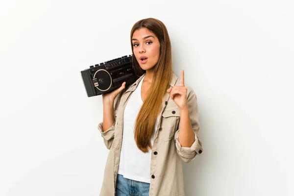 Joven Mujer Caucásica Sosteniendo Guetto Blaster Teniendo Una Idea Concepto —  Fotos de Stock