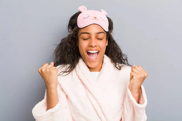 Mujer Afroamericana Joven Con Pijama Una Máscara Para Dormir Animando —  Fotos de Stock