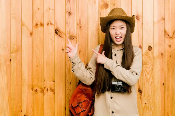 Junge Chinesin Zeigt Mit Den Zeigefingern Auf Einen Kopierraum Und — Stockfoto