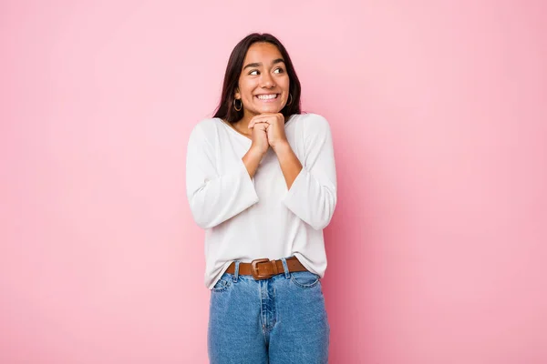 Joven Mestiza India Mujer Mantiene Las Manos Bajo Barbilla Está — Foto de Stock