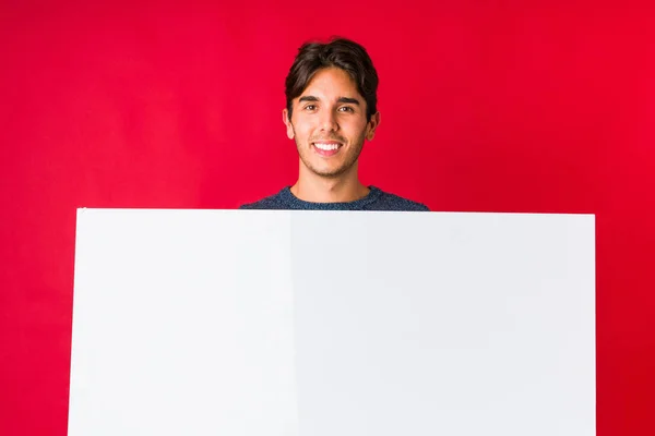 Mladý Muž Drží Plakát Šťastný Usmívající Veselý — Stock fotografie