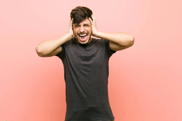 Jeune Homme Hispanique Occasionnel Couvrant Les Oreilles Avec Les Mains — Photo