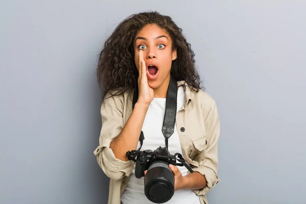Junge Afrikanisch Amerikanische Fotografin Frau Hält Eine Kamera Schreit Aufgeregt — Stockfoto