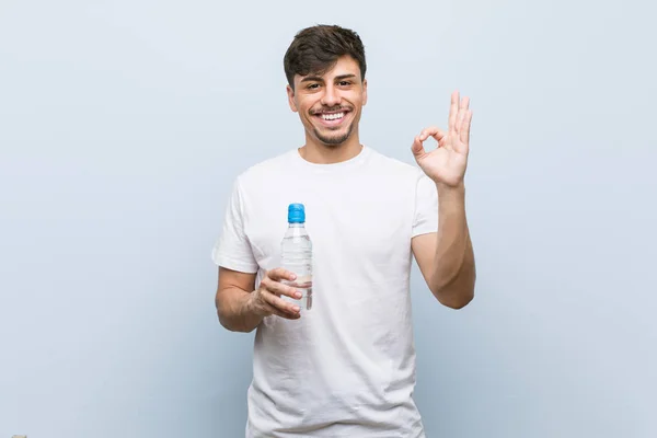 Jonge Latijns Amerikaanse Man Met Een Fles Water Vrolijk Vol — Stockfoto