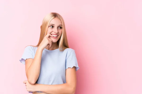 Ung Blond Kvinna Rosa Bakgrund Avslappnad Tänka Något Som Tittar — Stockfoto