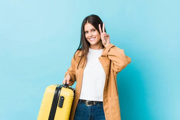 Joven Mujer Caucásica Sosteniendo Una Maleta Mostrando Signo Victoria Sonriendo — Foto de Stock