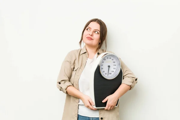 Young Curvy Woman Holding Scale Dreaming Achieving Goals Purposes — Stock Photo, Image